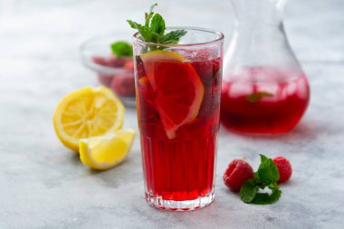 Limon, nane ve böğürtlenli soğuk meyve suyu. Ev yapımı kokteyl.