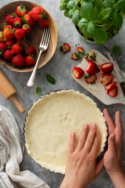 Çilekli turta pişirme, sağlıklı vegan tatlı.