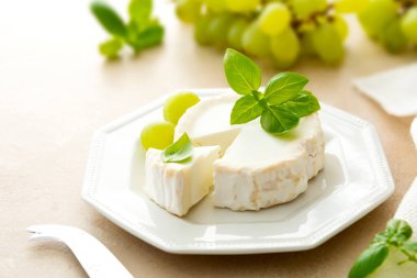 Fesleğen yapraklı beyaz peynir. Keçi peyniri. Peynirli süt ürünleri