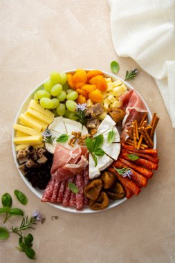 Şarküteri çeşitleri, çeşit çeşit peynir ve salam, prosciutto ve kurutulmuş meyve, incir, kayısı, kızılcık. Üst görünüm