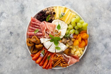 Şarküteri çeşitleri, çeşit çeşit peynir ve salam, prosciutto ve kurutulmuş meyve, incir, kayısı, kızılcık. Üst görünüm