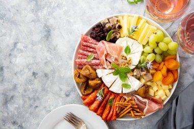 Şarküteri çeşitleri, çeşit çeşit peynir ve salam, prosciutto ve kurutulmuş meyve, incir, kayısı, kızılcık. Üst görünüm