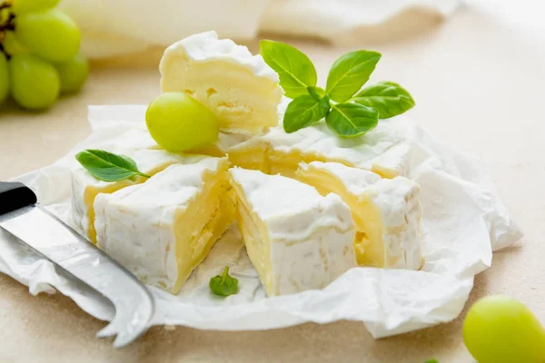 Queijo Camembert Com Folhas Manjericão Produtos Lácteos — Fotografia de Stock