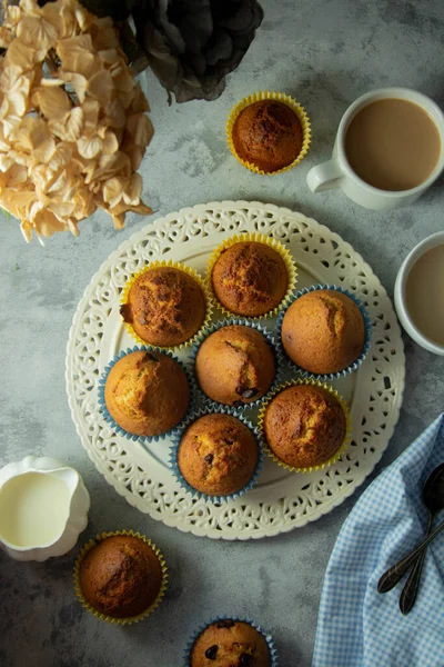 Νόστιμα Muffins Ένα Πιάτο Ζαχαροπλαστικής Και Αρτοποιίας Έννοια Φρεσκοψημένο Γλυκό — Φωτογραφία Αρχείου