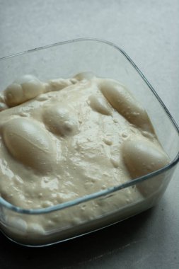 Artisan ekmeği mayalı hamuru kabarcıklarla yükseliyor. Ekmek için çiğ hamur