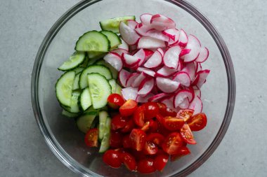 Taze domates, turp ve salatalık. Yaz tatili iştah açıcı ve lezzetli..