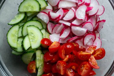 Taze domates, turp ve salatalık. Yaz tatili iştah açıcı ve lezzetli..