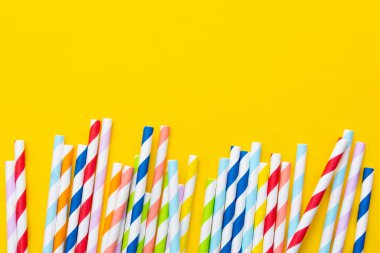 Biyolojik çözünebilir kağıt eko pipetleri. Sarı arka planda hiç çöp kamışı yok. Metin için alanı kopyala.