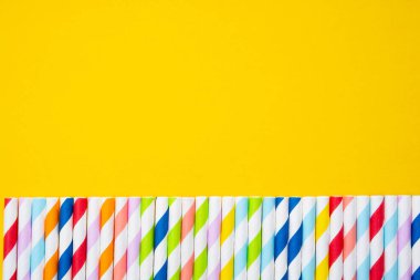 Biyolojik çözünebilir kağıt eko pipetleri. Sarı arka planda hiç çöp kamışı yok. Metin için alanı kopyala.