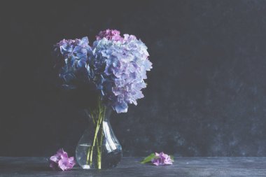Ortanca çiçeği buketi. Soyut güzel mavi ve pembe çiçek koyu arkaplan