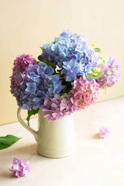 Ortanca Çiçek Buketi Vazoda Güzel Mavi Pembe Çiçek Parlak Arkaplan — Stok fotoğraf