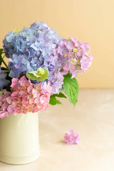 Ortanca Çiçek Buketi Vazoda Güzel Mavi Pembe Çiçek Parlak Arkaplan — Stok fotoğraf