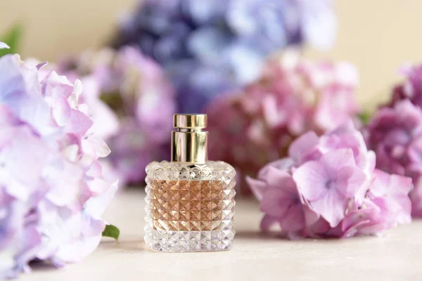 Parfümflasche Und Lebende Rosa Und Blaue Hortensien Hintergrund Schönheit Und — Stockfoto