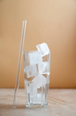 Kamış ve buzlu bir bardak. Çevre dostu pipetler