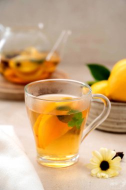 Limonlu, naneli ve ballı cam bardakta çay. Lezzetli meyve, bitkisel çaydanlık ve cam bardak..
