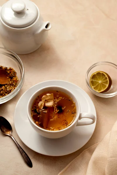 Tasse Tee Vorhanden Warme Köstliche Tasse Erfrischenden Kräutertee Und Teekanne — Stockfoto