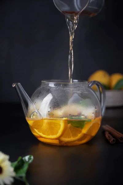 Gesunder Warmer Schwarzer Tee Mit Früchten Und Minze Glas Teekanne — Stockfoto