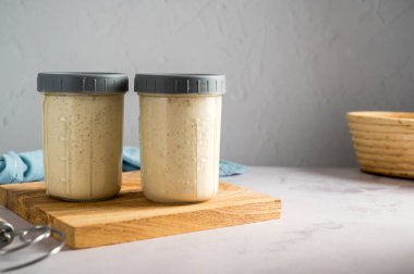 Ekşi hamuru cam kavanozlarda, parlak arka planda