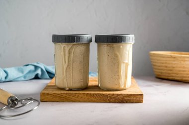 Ekşi hamuru cam kavanozlarda, parlak arka planda