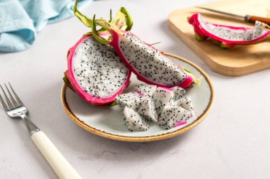 Taze Pitahaya pembe ejderha meyvesi dilimleri. Beyaz arka planda egzotik meyve.