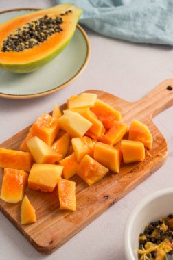 Kesme tahtasında portakal dilimleri, üst manzara