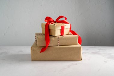 Noel hediyesi kutuları parlak arka planda kırmızı kurdeleler, Noel arkaplanı