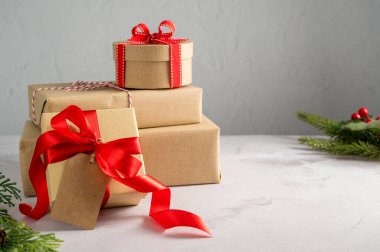 Şenlikli Noel hediyesi kutuları, parlak arka planda kırmızı fiyonklar..