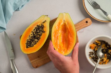 İkiye bölünmüş Papaya portakal meyvesi, parlak yemek fotoğrafı.