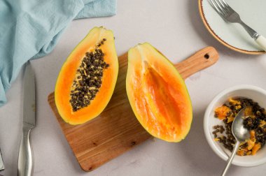 İkiye bölünmüş Papaya portakal meyvesi, parlak yemek fotoğrafı.