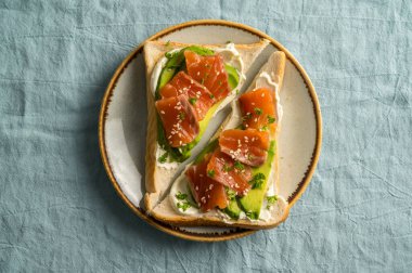 Avokado ve krem peynirli somon tostu, kahvaltı, sağlıklı yemek..