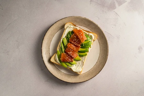 Avokado ve krem peynirli somon tostu, kahvaltı, sağlıklı yemek..