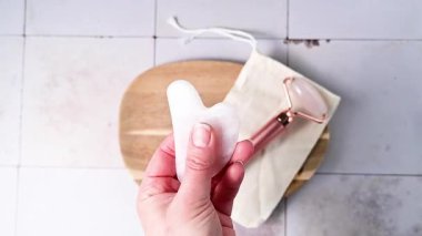 Gül kuvars gua sha aracı yüz masajı aracı, güzellik soyut 