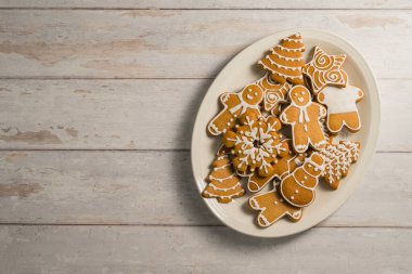 Tatil geçmişi. Noel kurabiyeleri farklı şekillerde bir tabakta, boşluğu kopyala