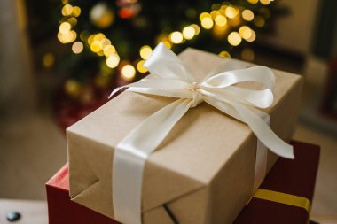 Tatil geçmişi, Noel ağacının yanında hediye kutuları. Soyut Noel arkaplanı, yaşam tarzı.