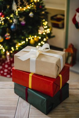 Tatil geçmişi, Noel ağacının yanında hediye kutuları. Soyut Noel arkaplanı, yaşam tarzı.