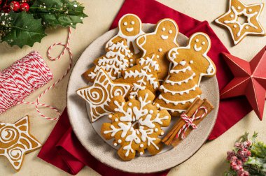 Tatil geçmişi. Noel kurabiyeleri, tabakta krema, şenlikli yemekler..