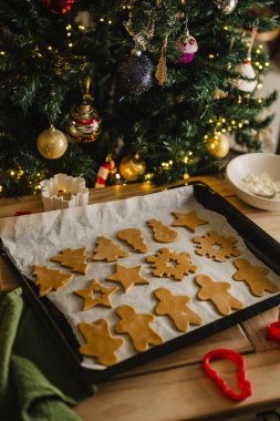 Tatil geçmişi. Pişmemiş çiğ Noel kurabiyeleri fırın tepsisinde, yaşam tarzında.