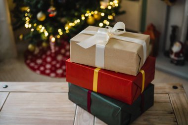 Tatil geçmişi, Noel ağacının yanında hediye kutuları. Soyut Noel arkaplanı, yaşam tarzı.