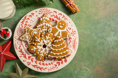 Tatil geçmişi. Noel Baba için zencefilli kurabiye, şenlikli yemekler, ev yapımı pişirme. Düz yatıyordu