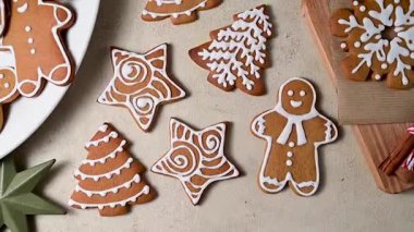 Tatil geçmişi. Noel kurabiyeleri, tabakta krema, şenlikli yemekler..