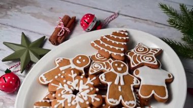 Tatil geçmişi. Noel kurabiyeleri, tabakta krema, şenlikli yemekler..