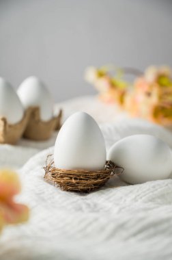 Paskalya baharı. Çiçekli bir yuvada yumurta. Asgari 