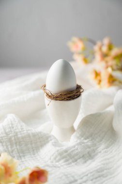 Paskalya baharı. Seramik yumurta tutacağı içinde çiçekli yumurta standı. Asgari 