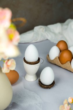 Paskalya baharı. Seramik yumurta tutacağı, ayağa kalk. Çiçekli yumurta kutusu. Asgari 