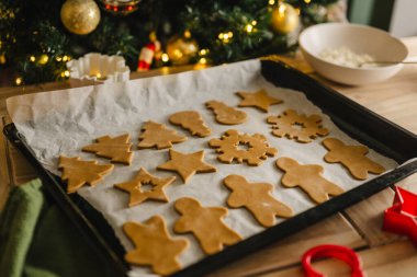 Tatil geçmişi. Pişmemiş çiğ Noel kurabiyeleri fırın tepsisinde, yaşam tarzında.