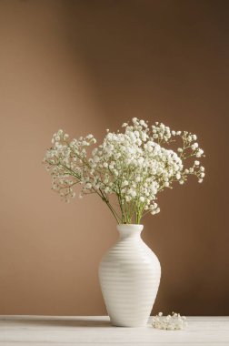 Beyaz çiçekli arka plan. Yumuşak ev dekorasyonu, beyaz arka planda beyaz çiçekli vazo..
