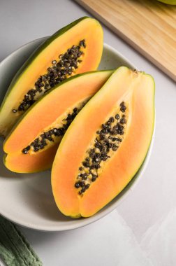 Tabakta Papaya egzotik meyve parçaları var. Sağlıklı vejetaryen yemekleri.