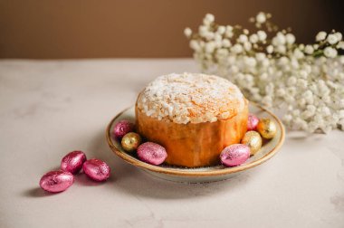 Paskalya pastası, çikolatalı paskalya yumurtası ve gypúila çiçekleri. Bahar tatili