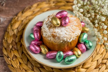 Paskalya bahar tatili geçmişi. Çikolatalı pasta, paskalya yumurtası, çigila çiçeği.