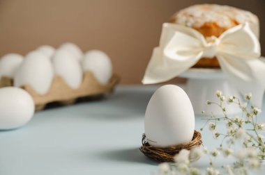 Paskalya pastası. Karton kutuda beyaz yumurtalar ve çingene beyaz bahar çiçeği. Bahar tatili geçmişi